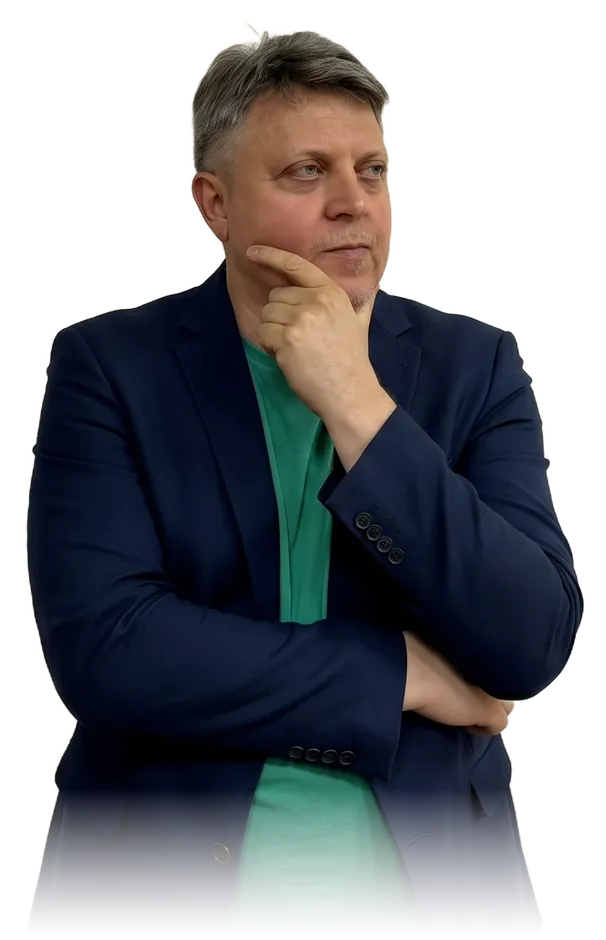 Александр Макаров смотрит в сторону