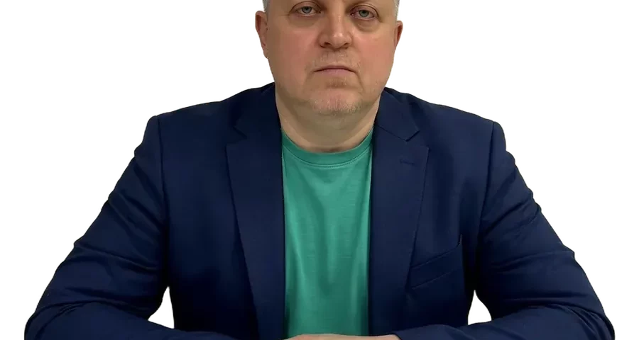 Александр Макаров за рабочим столом