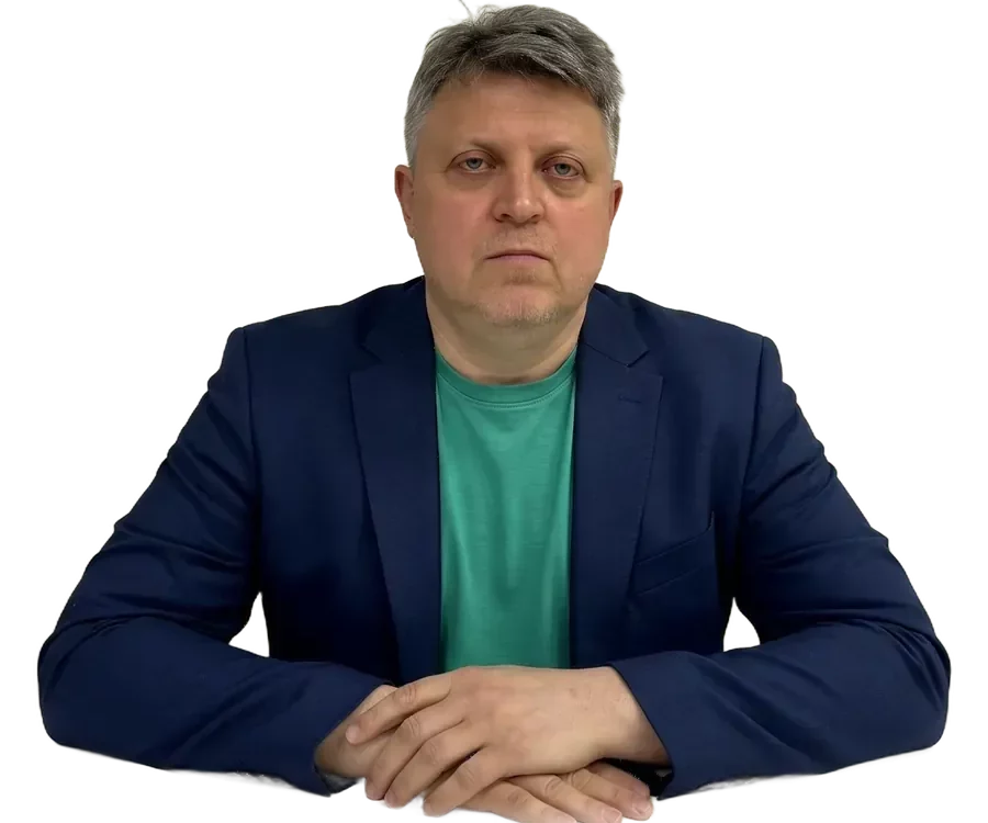 Александр Макаров за рабочим столом