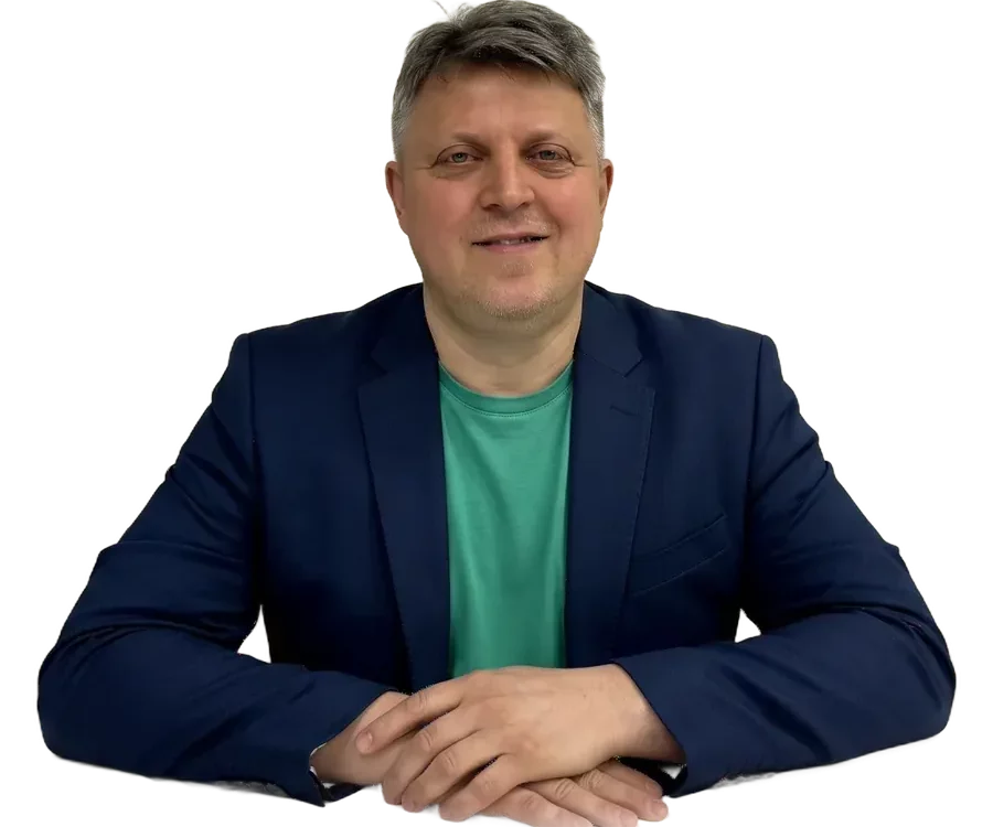 Александр Макаров, медицинский психолог, улыбается за столом